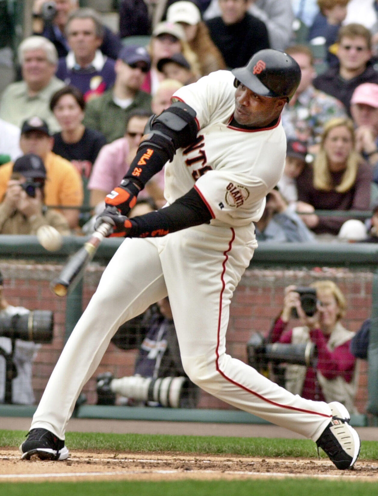 2001: Barry Bonds finishes record-breaking season with 73rd home run